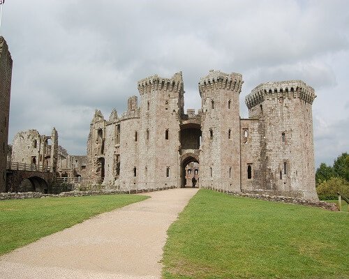 Raglan-Castle 500x400